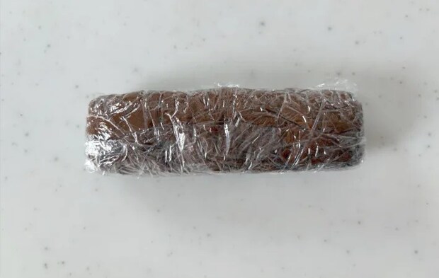 生地をラップで棒状に包んだ画像（撮影：エニママ）
