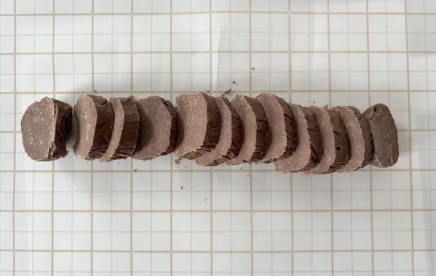 カットしたクッキー生地の画像（撮影：エニママ）