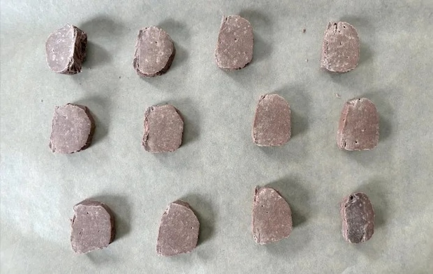 オーブントレーにクッキーを並べた画像（撮影：エニママ）