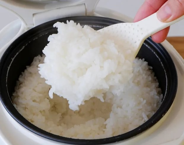 ご飯をよそう様子