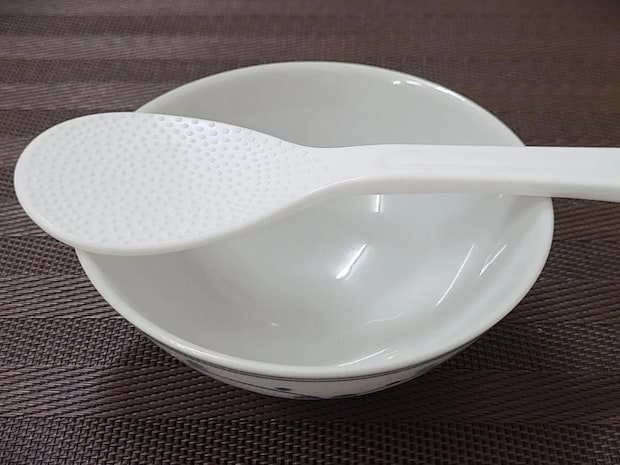 泡をかけて1時間放置　ラップで包むしゃもじの復活術に「ご飯がきれいに盛れる」