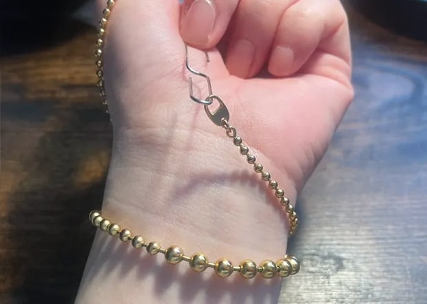 ブレスレットのプレートにゼムクリップを引っかける写真（撮影：grapeライフハック編集部）