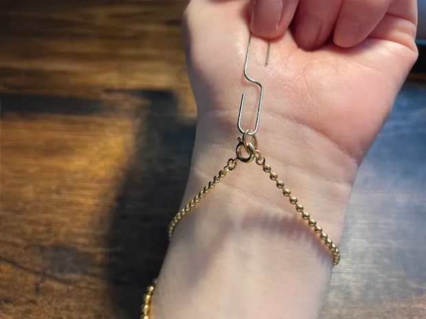 ブレスレットを装着した写真（撮影：grapeライフハック編集部）