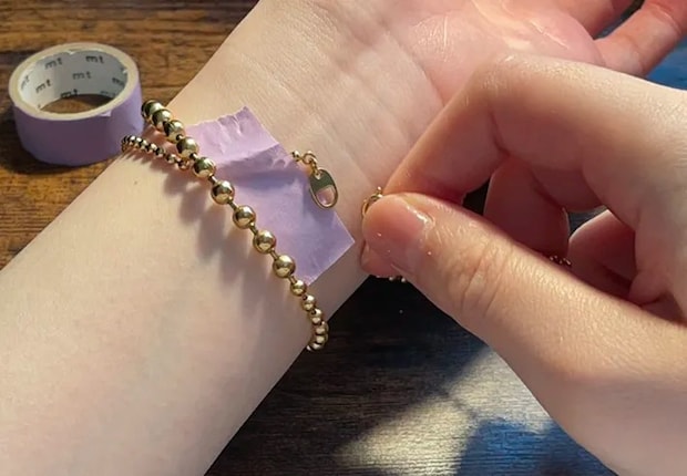 ブレスレットを装着する写真（撮影：grapeライフハック編集部）