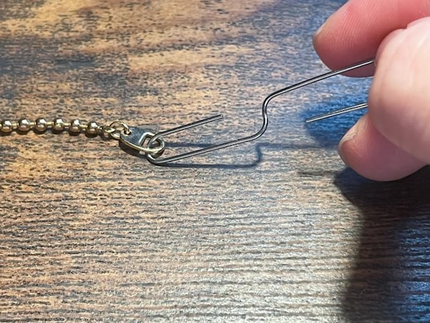 逃げる金具もピタッと固定 ブレスレットを楽につける『文房具』の活用法