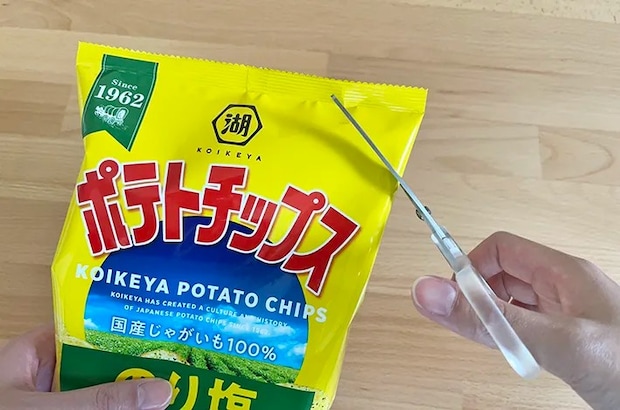 角をカットしているポテトチップスの写真（撮影：grapeフード編集部）