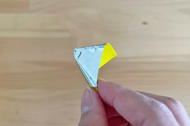 カットした袋の角をひっくり返した写真（撮影：grapeフード編集部）