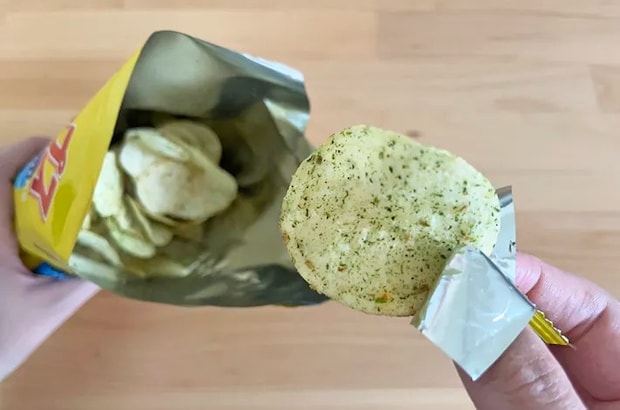 ポテトチップスを食べている写真（撮影：grapeフード編集部）