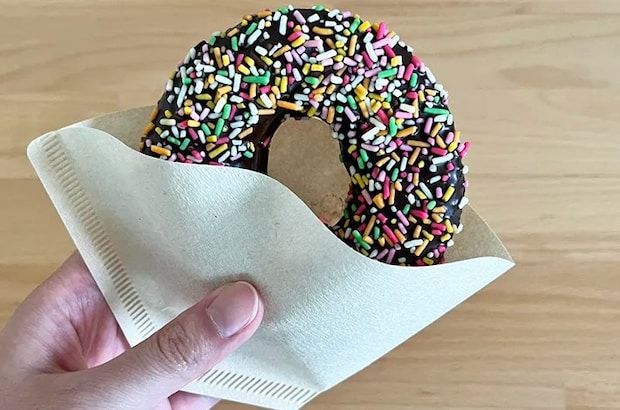 コーヒーフィルターで包んだドーナツの写真（撮影：grapeフード編集部）