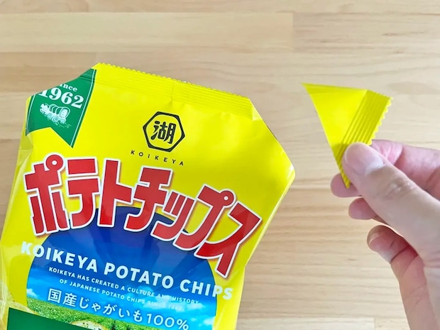 袋の角を切り落としたら… 手が汚れない『お菓子の食べ方』に「出先で助かる!」