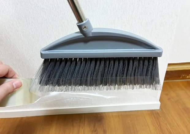 ホウキの写真（撮影：grapeライフハック編集部）
