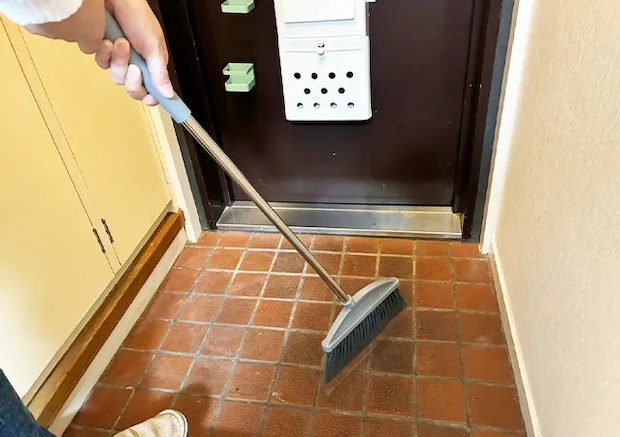 ホウキの写真（撮影：grapeライフハック編集部）