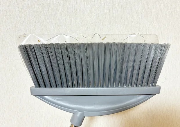 ホウキの写真（撮影：grapeライフハック編集部）