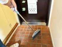 「玄関掃除をパパッと終わらせたい」を叶える裏ワザ　ホウキの毛先に貼ったのが…「発案者に拍手！」