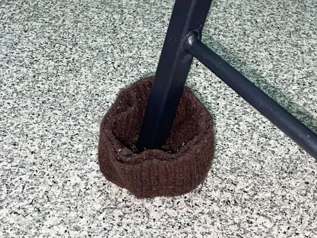 ニットの切れ端を椅子の脚にはめる写真（撮影：grapeライフハック編集部）