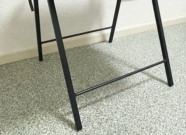 椅子の脚の写真（撮影：grapeライフハック編集部）