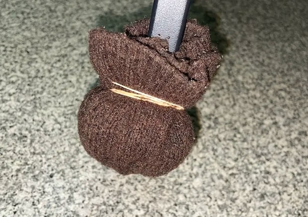 椅子の脚につけたニットの切れ端を輪ゴムで縛る写真（撮影：grapeライフハック編集部）