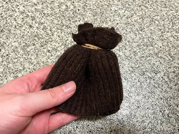 ニットの端を輪ゴムで結んだ写真（撮影：grapeライフハック編集部）