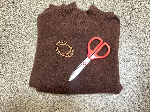 ニット、輪ゴム、ハサミの写真（撮影：grapeライフハック編集部）