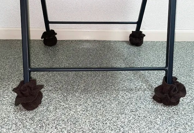 脚カバーをつけた椅子の写真（撮影：grapeライフハック編集部）