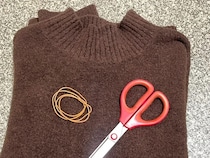 捨てるニットの袖を4等分したら？　輪ゴムと合わせて作る『脚カバー』がかわいい