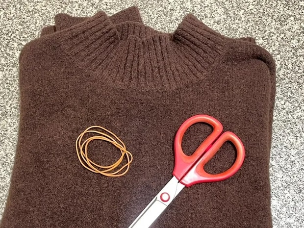 捨てるニットの袖を4等分したら？　輪ゴムと合わせて作る『脚カバー』がかわいい