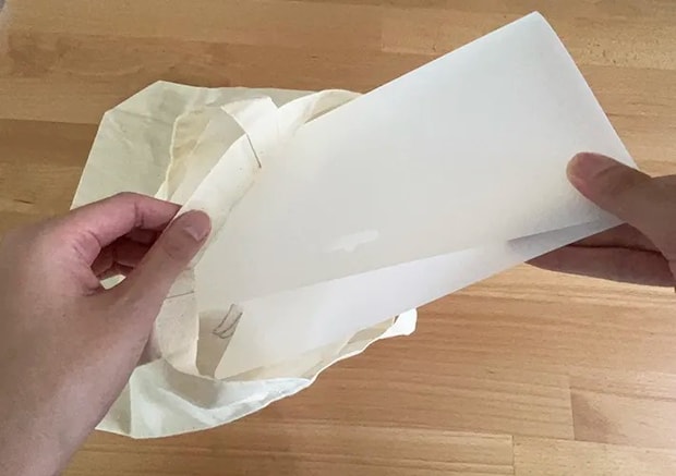 まな板シートをトートバッグに入れている写真（撮影：grapeライフハック編集部）