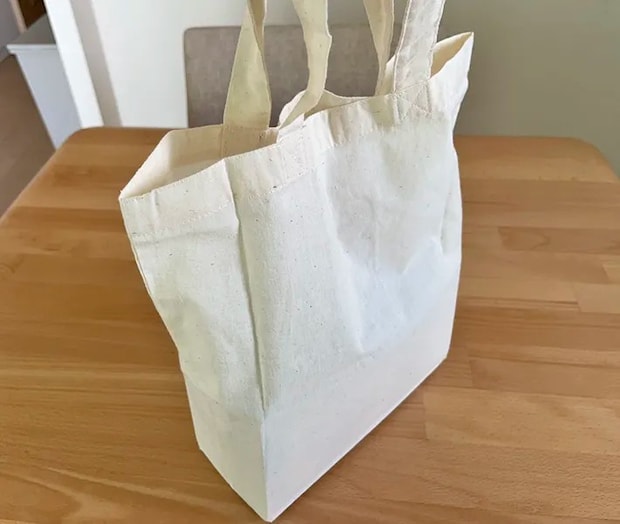 自立したトートバッグの写真（撮影：grapeライフハック編集部）