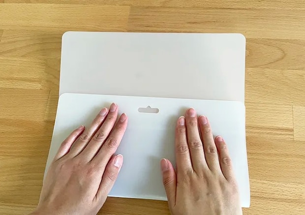 まな板シートを折り曲げている写真（撮影：grapeライフハック編集部）