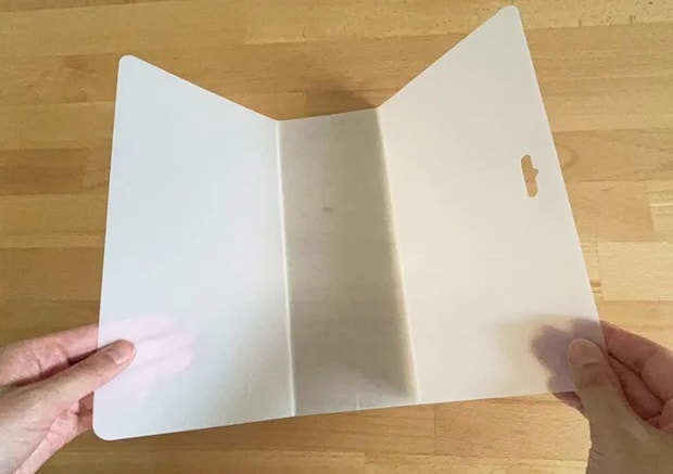 折り曲げたまな板シートの写真（撮影：grapeライフハック編集部）