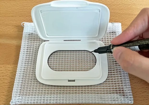 ケースに印をつけている写真（撮影：grapeライフハック編集部）