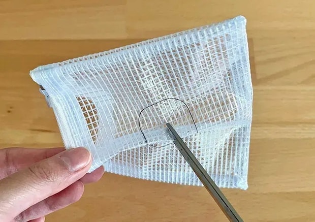 ケースに切り込みを入れている写真（撮影：grapeライフハック編集部）