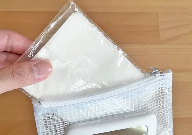 ケースにティッシュを入れている写真（撮影：grapeライフハック編集部）