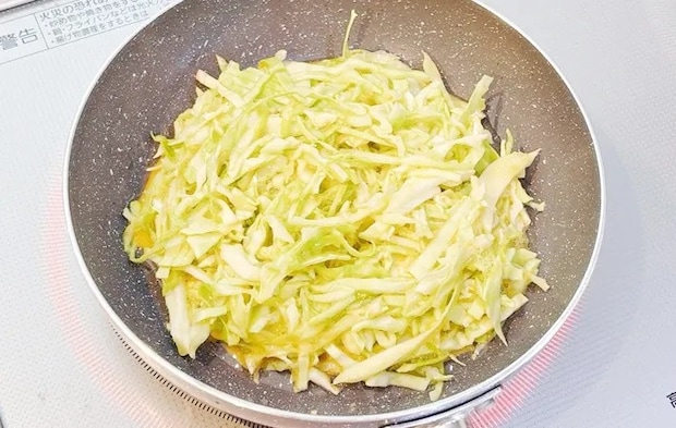 『焼きギョーザのお好み焼き風』を作る写真（撮影：キジカク）