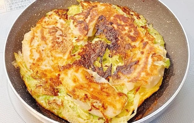 『焼きギョーザのお好み焼き風』を作る写真（撮影：キジカク）