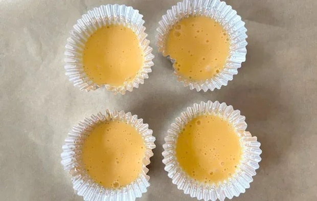 カップに生地を流し入れた画像（撮影：エニママ）