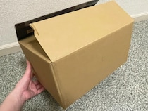 柄が邪魔なダンボールに　1か所切って『表裏を入れ替える』だけの収納アイディア