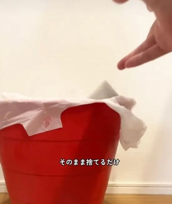 使い終わったスポンジを捨てる様子