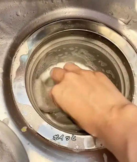 シンクを掃除している様子