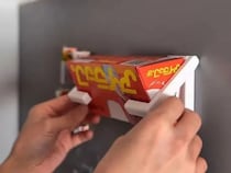 100均『ペーパーホルダー』を活用　アイラップを浮かせる活用法に驚き！