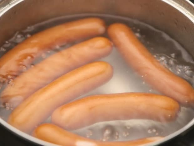 「もう火加減は見張らない」　冷たいウインナーを熱湯で『10分』放置する調理テク【ほったらかしレシピ4選】