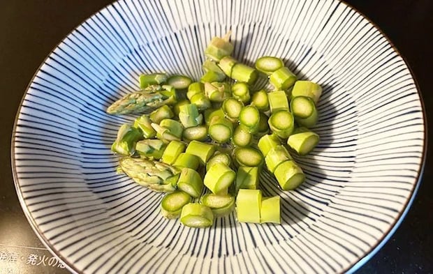 アスパラガスを加熱する画像（撮影：エニママ）