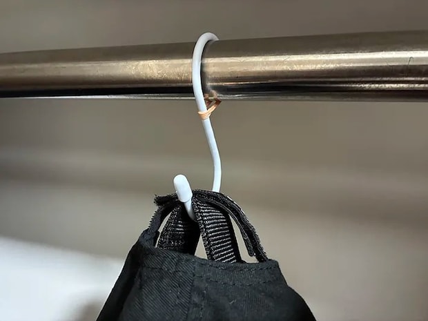 バッグや消臭スプレーを引っかけたS字フックの写真（撮影：grapeライフハック編集部）