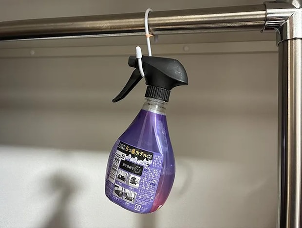S字フックにかけた消臭スプレーの写真（撮影：grapeライフハック編集部）