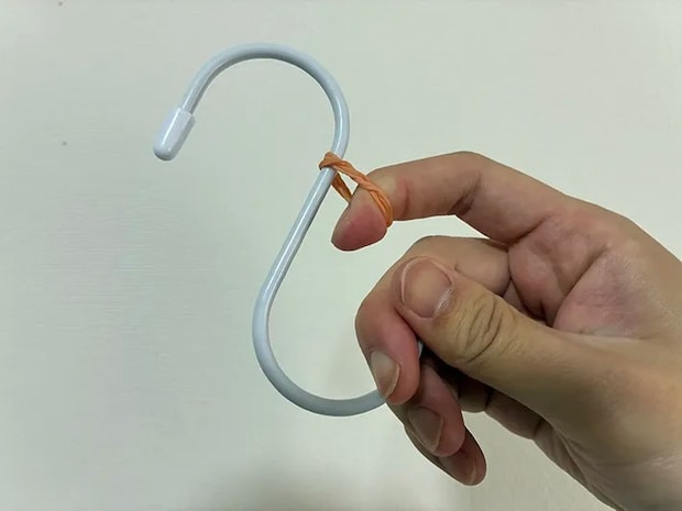 輪ゴムをかけたS字フックの写真（撮影：grapeライフハック編集部）