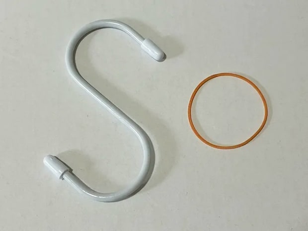 机に置いたS字フックと輪ゴムの写真（撮影：grapeライフハック編集部）