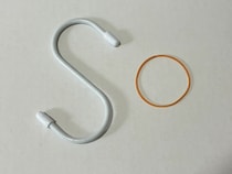 輪ゴムを三重に巻いて…　落ちやすいS字フックの意外な固定テクが？「早くやればよかった！」