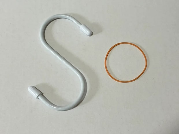 輪ゴムを三重に巻いて…　落ちやすいS字フックの意外な固定テクが？「早くやればよかった！」