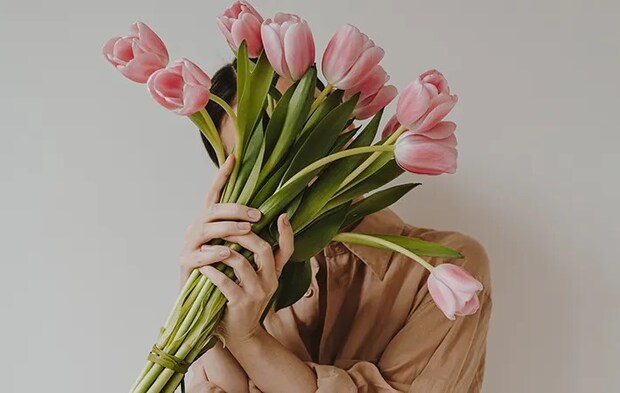 花束を持つ人の写真