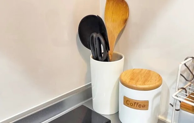 『磁器ベージュキッチンツールスタンド』の使用写真（撮影：キジカク）